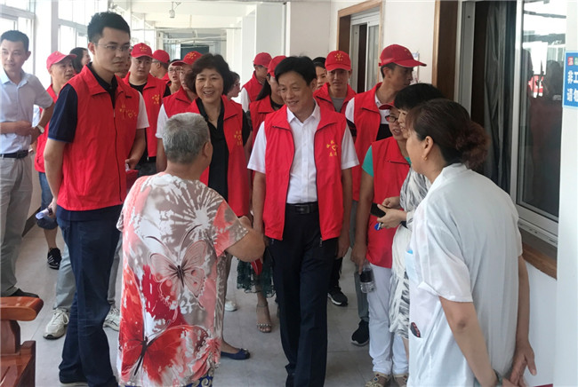 城投集團(tuán)開展“傳承紅色基因，敬老愛幼先行” 現(xiàn)場獻(xiàn)愛心活動