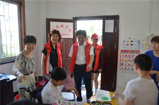 城投集團(tuán)開展“傳承紅色基因，敬老愛幼先行” 現(xiàn)場獻(xiàn)愛心活動