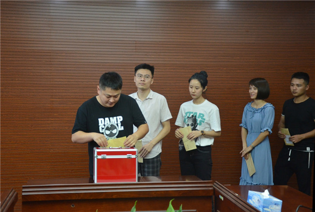 城投集團(tuán)開展“傳承紅色基因，敬老愛幼先行” 現(xiàn)場獻(xiàn)愛心活動