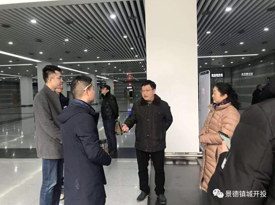 城開(kāi)投公司領(lǐng)導(dǎo)班子慰問(wèn)高鐵站前廣場(chǎng)一線(xiàn)職工