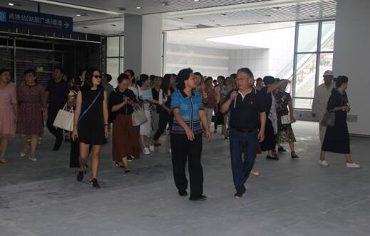 喜迎十九大，身邊看變化——我市干部賢內(nèi)助、鄉(xiāng)鎮(zhèn)街道負(fù)責(zé)人參觀高鐵商務(wù)區(qū)