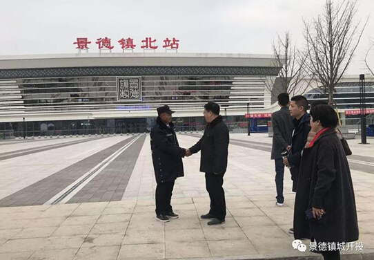 城開(kāi)投公司領(lǐng)導(dǎo)班子慰問(wèn)高鐵站前廣場(chǎng)一線(xiàn)職工