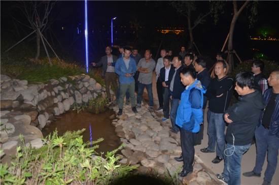 搶抓晴好天氣，24小時(shí)不間斷作業(yè)