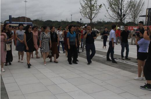 喜迎十九大，身邊看變化——我市干部賢內(nèi)助、鄉(xiāng)鎮(zhèn)街道負(fù)責(zé)人參觀高鐵商務(wù)區(qū)