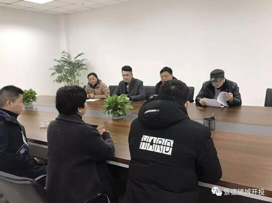 城開(kāi)投公司領(lǐng)導(dǎo)班子慰問(wèn)高鐵站前廣場(chǎng)一線(xiàn)職工