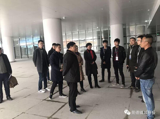 城開(kāi)投公司領(lǐng)導(dǎo)班子慰問(wèn)高鐵站前廣場(chǎng)一線(xiàn)職工