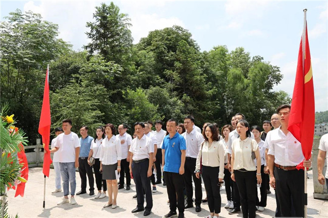 市城投集團(tuán)開展“緬懷革命先烈，傳承紅色基因”革命傳統(tǒng)教育