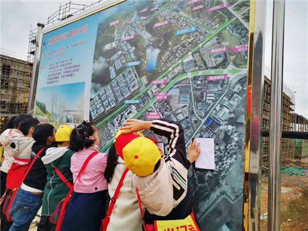 “千人市民觀察團(tuán)”走進(jìn)城投集團(tuán)龍山湖公園、陶瓷產(chǎn)業(yè)加速基地等項(xiàng)目