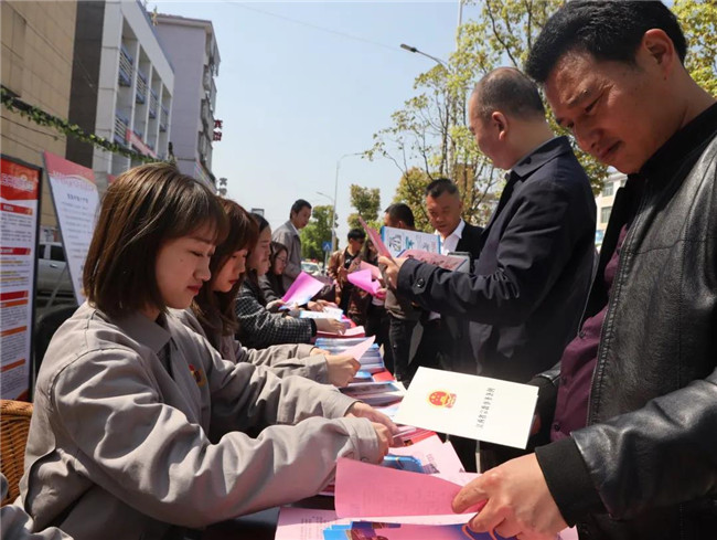 市城投集團(tuán)組織開(kāi)展普法宣傳黨員志愿服務(wù)活動(dòng)