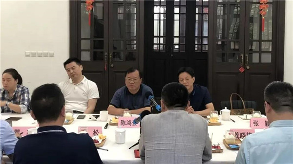 陳鴻云帶隊赴上?？疾旖涣? onmousewheel=