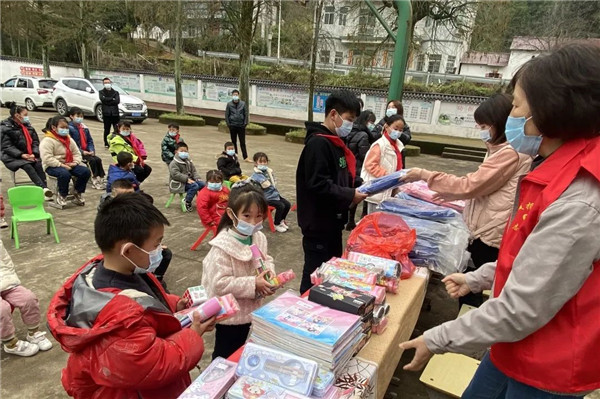 市城投集團開展“黨建引領學雷鋒，志愿服務展風采”送溫暖活動