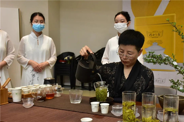 新理念、新時(shí)尚、新方式、新感受——德宇集團(tuán)舉行2022得雨活茶新品發(fā)布推廣會(huì)