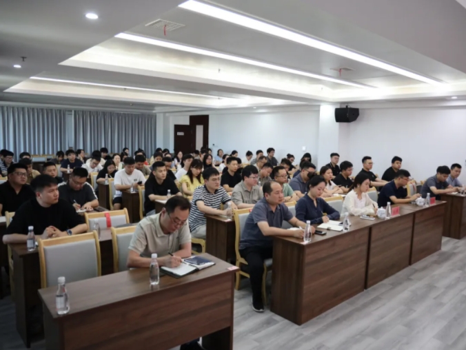 市城投集團(tuán)召開中央八項規(guī)定精神學(xué)習(xí)教育專題黨課